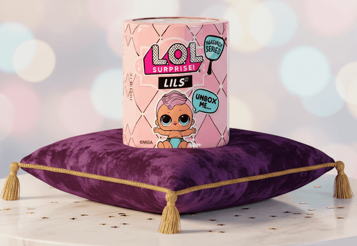 L.O.L. Surprise Lil Sisters – כדור הפתעה ורוד עם איור הבובה